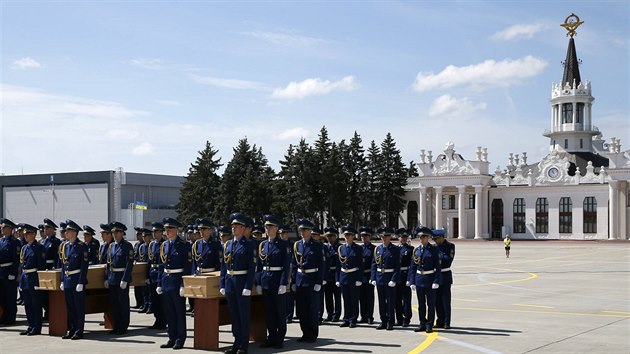 Ceremonie na letiti v Charkov, odkud odlet letoun s ostatky nkterch obt zcen malajsijskho letadla (23. ervence 2014).