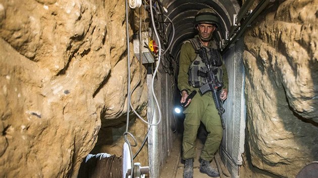 Izraelsk vojk v palestinskm tunelu (25. ervence 2014).
