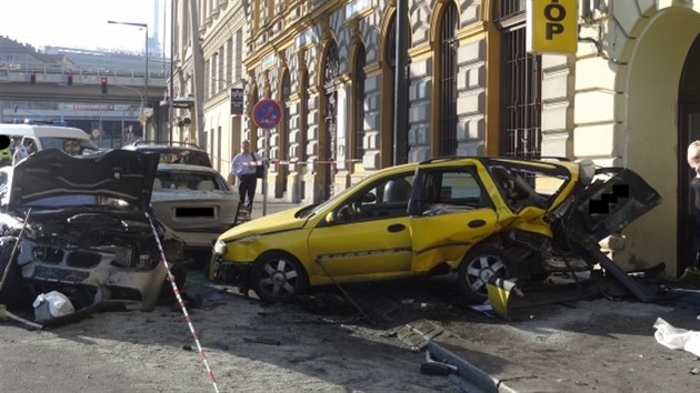 Nehoda v Hybernsk ulici, kde idi BMW naboural do zaparkovanch aut. Jedno z nich pot zranilo est chodc (20.7.2014)