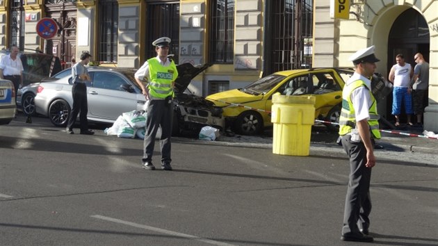 Nehoda v Hybernsk ulici, kde idi BMW naboural do zaparkovanch aut. Jedno z nich pot zranilo est chodc (20.7.2014)