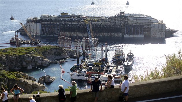 Costa Concordia se ve stedu rno vydala na svou posledn plavbu do pstavu v Janov (23.