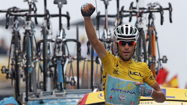 POTVRT. Italsk cyklista Vincenzo Nibali vyhrl osmnctou a na tto Tour de France u svou tvrtou etapu.