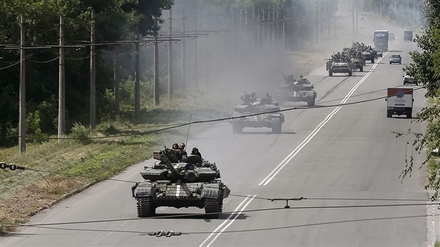 Ve vchodoukrajinskm Doncku pokraovaly pestelky mezi povstalci a ukrajinskou armdou. Na snmku ukrajinsk jednotky u msta Konstantinovka (21. ervence 2014).