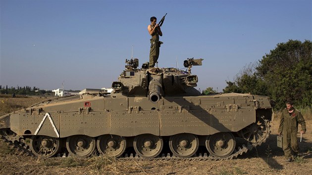 Izraelsk vojk u hranic s Psmem Gazy si kontroluje svou zbra (27. ervence 2014).