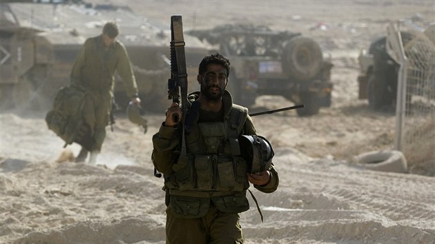 Izraelt vojci se pesunuj v blzkosti hranice s Psmem Gazy (27. ervence 2014).