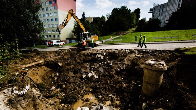 Propadl vozovka v ulici Na Kivin v prask Michli. (22. ervence 2014)