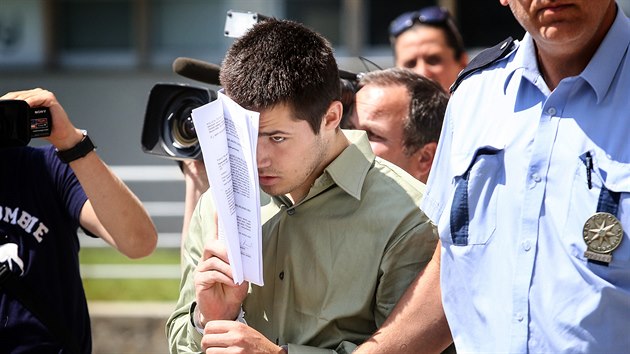 Jeden z ostravskch student, kte jsou obvinni z brutlnho napaden zpvka Michala Hrzy. (19. ervence 2014)