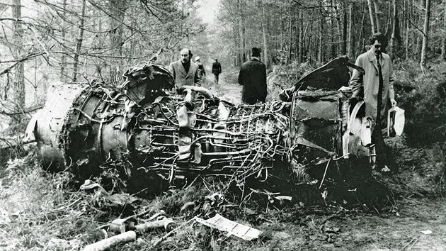 346 obt. K destrukci tmotorovho velkokapacitnho DC-10 dolo 3. bezna 1974 ve vzduchu pobl Ermenonville u Pae. Pinou netst byla porucha dve nkladovho prostoru: explozivn ztrta petlaku v trupu zpsobila poruen systmu zen letadla. Nikdo nepeil.