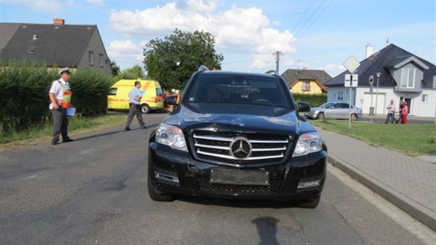 Zbr z vyetovn tragick nehody v Krnov. Vz Mercedes projdl po hlavn silnici, dti vyjely z vedlej. (22. ervence 2014)