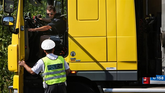 Kontrola kamion je tak dkladn, e s jednm autem strvili policist u Bkve vc jak hodinu.