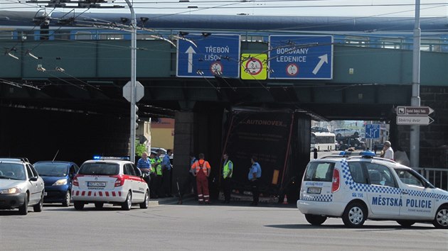 Nehoda pod viaduktem komplikovala v pondl dopoledne dopravu v eskch Budjovicch.