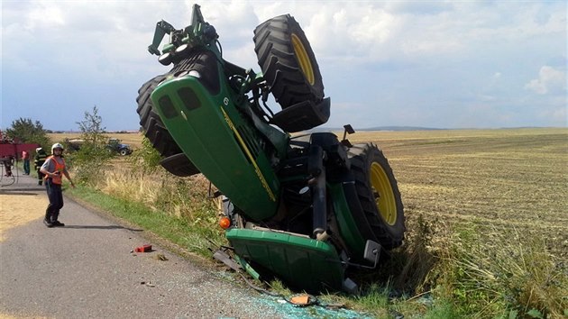 Na Brnnsku se pevrtil traktor s vlekou. Vysypalo se z n estnct tun sklizenho vymlcenho obil.