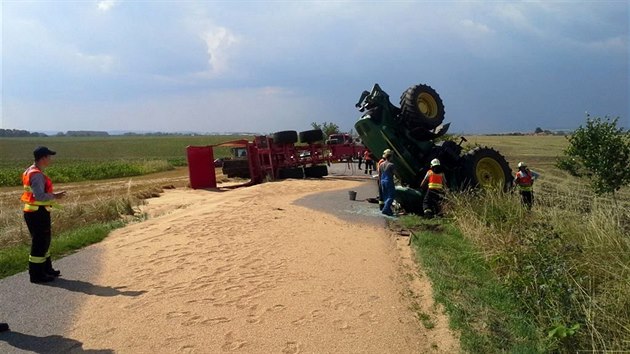 Na Brnnsku se pevrtil traktor s vlekou. Vysypalo se z n estnct tun sklizenho vymlcenho obil.