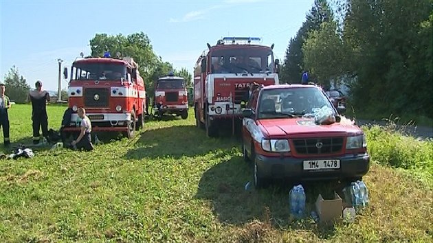 Por rodinnho domu v obci Jezernice na Perovsku, uvnit kterho hasii nali mrtvou enu.