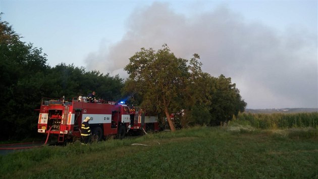Por rodinnho domu v obci Jezernice na Perovsku, uvnit kterho hasii nali mrtvou enu.