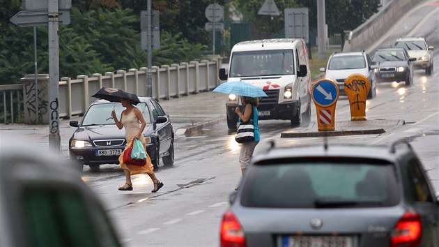 Po pesunut zastvek autobus a trolejbus u brnnskho Pavilonu Anthropos lid, kte zde pestupuj, nekontrolovan pebhaj silnici mezi auty. Msto tu chce nainstalovat semafory.