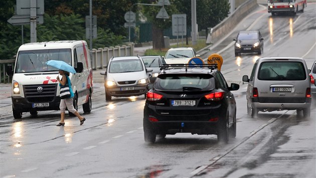 Po pesunut zastvek autobus a trolejbus u brnnskho Pavilonu Anthropos lid, kte zde pestupuj, nekontrolovan pebhaj silnici mezi auty. Msto tu chce nainstalovat semafory.