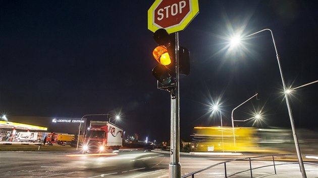 Zejmna vjezd z vedlejch smr kiovatky na hlavn silnici byl dve nebezpen. Ne vichni ofi toti na hlavnm tahu dodrovali stanovenou padestku.