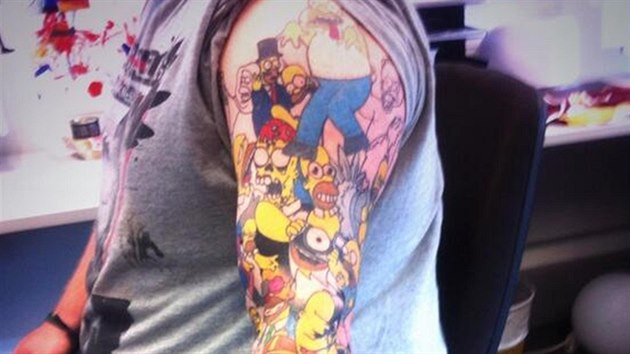 Lee Weir chtl tetovnm s Homerem Simpsonem pvodn natvat otce, kter je ivoucm Nedem Flandersem a zakazoval mu sledovat seril, ktermu nen nic svat.