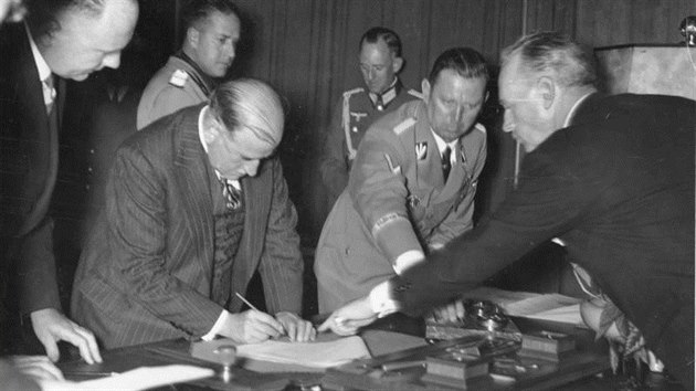 30. z 1938  francouzsk premir douard Daladier podepisuje Mnichovskou dohodu