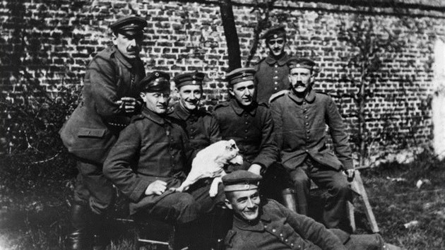 Roku 1933 se moci v Nmecku ujali nacist pod vedenm Adolfa Hitlera. Ten byl v prbhu prvn svtov vlky dobrovolnkem bavorskho 16. zlonho pho pluku. Zde bezprostedn po mobilizaci 3. srpna 1914 (Hitler na snmku prvn zprava).