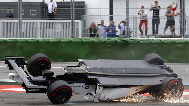 Brazilsk pilot Felipe Massa pevrtil svou formuli hned v prvn zatce nmeck Grand Prix na Hockenheimringu. 