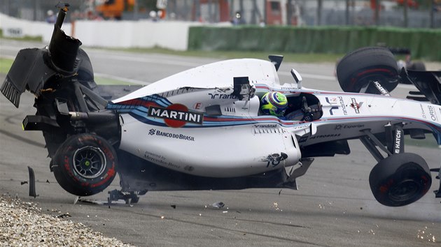 MASSV TANEC. Brazilec Felipe Massa vyletl z trati hned v prvnm kole Velk ceny Nmecka. 