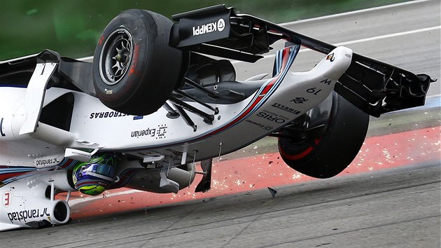 VZHRU NOHAMA. Felipe Massa obrtil svj Williams v prvn zatce na Hockenheimringu. 