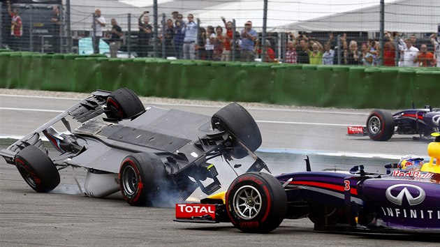 VZHRU NOHAMA. Felipe Massa obrtil svj Williams v prvn zatce na Hockenheimringu. 