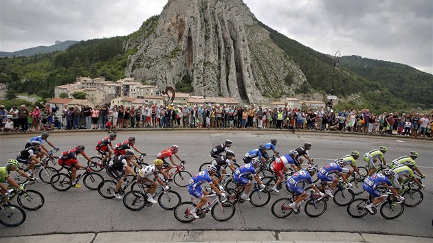 Peloton Tour de France projd v patnct etap kolem skalnho tvaru Sisteron.