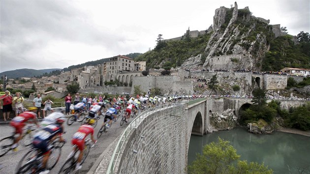 Klidn patnct etapa do Nimes provedla peleton Tour de France historickmi skvosty Francie.