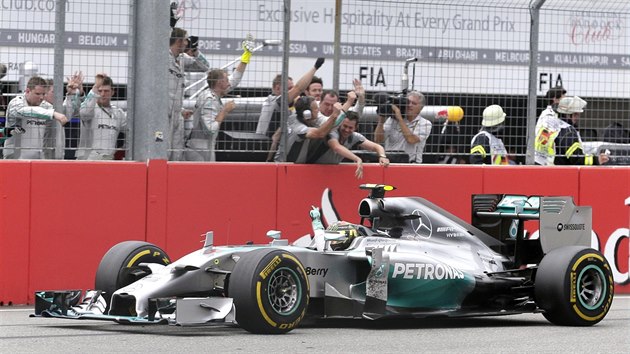 Nico Rosberg s Mercedesem slav triumf ve Velk cen Nmecka.