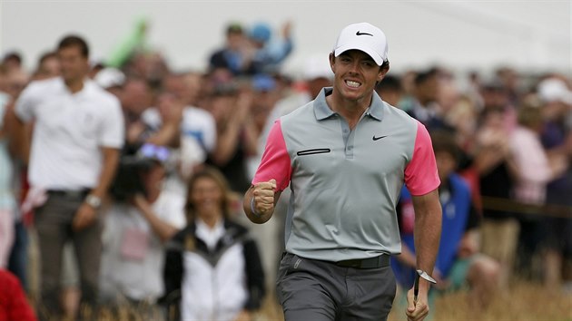 JE TAM. Rory McIlroy se raduje z spn rny na golfovm British Open.