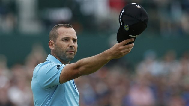 KLOBOUK DOL. Sergio Garcia se lou po osmnct jamce s golfovm British Open.