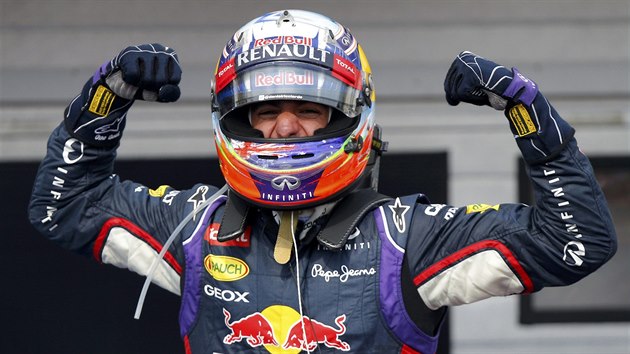 VTZ. Daniel Ricciardo slav vtzstv ve Velk cen Maarska.