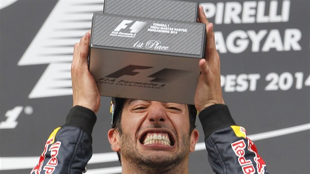 TA KRABIKA. Daniel Ricciardo se raduje z triumfu ve Velk cen Maarska na Hungaroringu.
