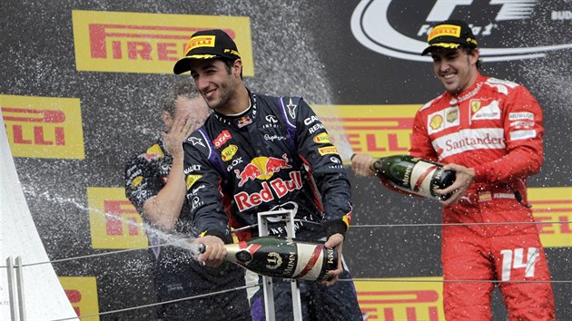 SPRCHA. Daniel Ricciardo a Fernando Alonso slav na stupnch vtz poveden zvod v Maarsku.