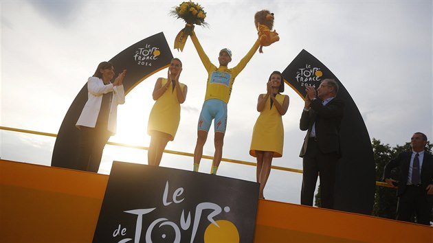 MISTR V PA͎I. Nov ampion Tour de France se jmenuje Vincenzo Nibali. 101. ronk zvodu vyhrl se zdrcujcm nskokem sedmi a pl minut.