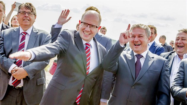 Premir Bohuslav Sobotka s ministrem dopravy Antonnem Prachaem zahjili dostavbu seku dlnice D11 z Osiek k Blhovce u Hradce Krlov (22.7.2014).
