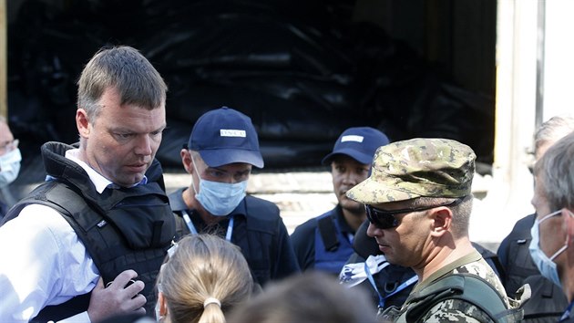 Experti z OBSE a nizozemt vyetovatel dorazili do ukrajinsk obce Torez, kde prohledvaj ostatky obt pdu malasijskho letu MH17, kter jsou uloen v chladcch vagonech. (21. ervence 2014)