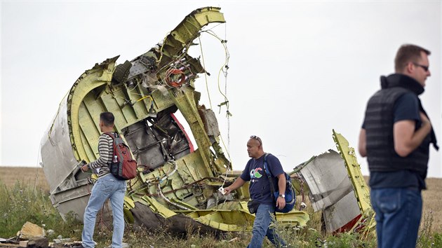 Vyetovn trosek Boeingu 777, kter spadl na Ukrajin.