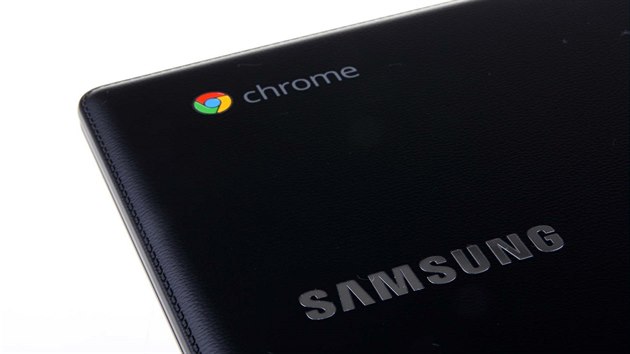 dn Chromebook se neobejde bez loga Chrome na vku.