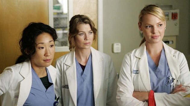 Sandra Oh, Ellen Pompeo a Katherine Heiglov v serilu Chirurgov (2005)