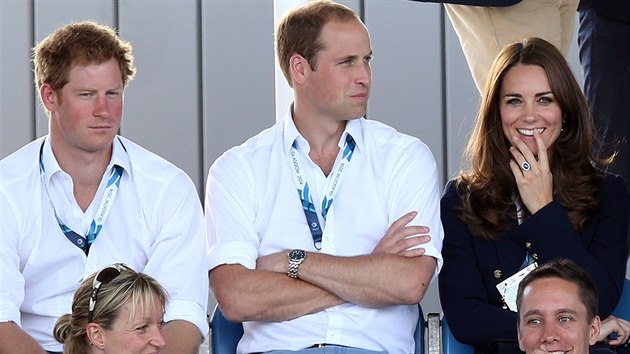 Princ Harry, princ William a jeho manelka Kate sleduj ensk pozemn hokej na Hrch Commonwealthu (Glasgow, 28. ervence 2014).