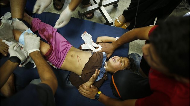 Dvka zrann pi izraelskm nletu na kolu provozovanou OSN (24. 7. 2014).