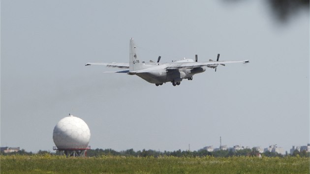 Holandsk krlovsk vojensk transportr Hercules pepravuje 19 rakv s ostatky tl (26. 7. 2014).