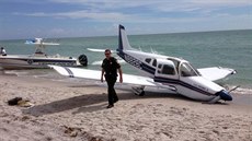 Havárie malého letadla Piper Cherokee na floridské pláži Caspersen (27.... Havárie malého letadla Piper Cherokee na floridské pláži Caspersen (27....