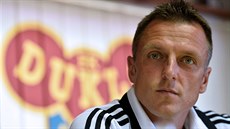 Trenér Luboš Kozel na předsezonní tiskové konferenci Dukly. Trenér Luboš Kozel na předsezonní tiskové konferenci Dukly.