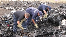 Snímek z místa pádu malajsijského letadla zpravodaje eské televize Pavla...