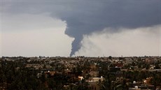 V pondlí po ostelování letit v Tripolisu zaaly hoet dv nádre s palivem....